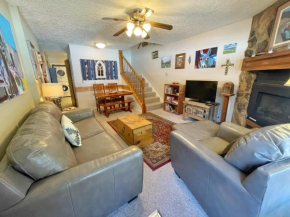 Valley Condo 103 - Creekside - Wi-Fi - Hot Tub - Fireplace - Washer - Dryer - Playground
